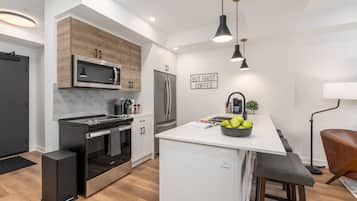 Refrigerador, microondas, horno y parrilla de estufa