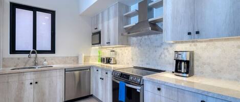 Een koelkast, een microgolfoven, een oven, een kookplaat