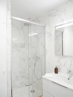 Dusche, Haartrockner, Handtücher, Shampoo