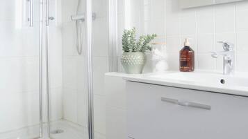Een douche, een haardroger, handdoeken
