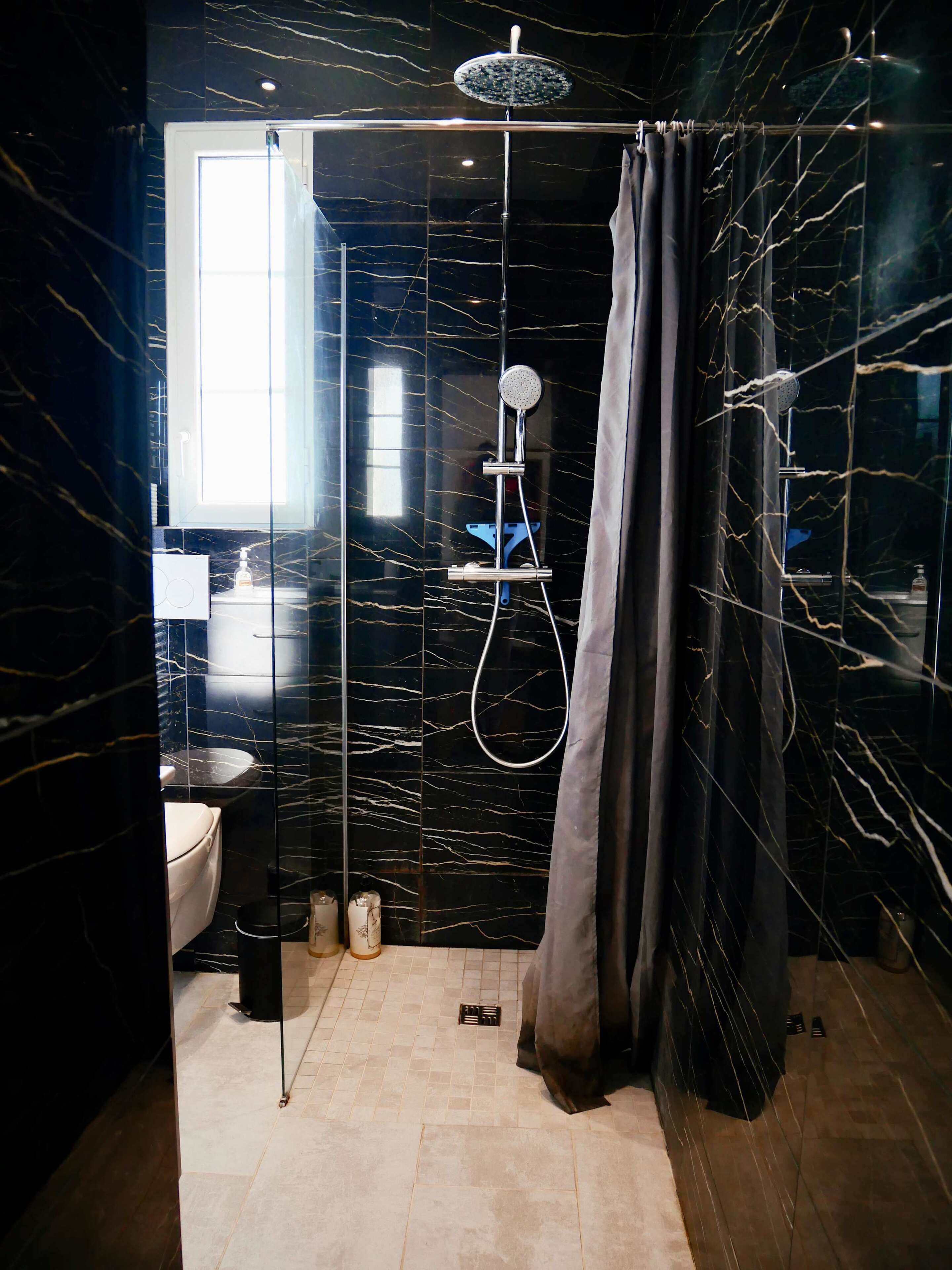 Suihku, hiustenkuivaaja, pyyhkeet