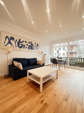 TV, offices - Deauville Plage - Balcon, Vue Mer & Ville à pied (Deauville)