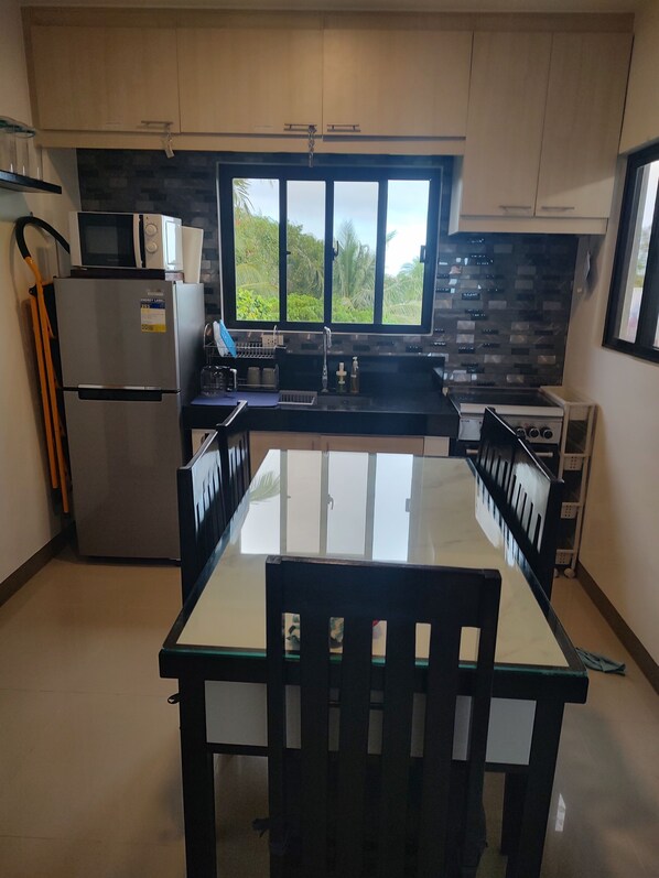 Frigorífico, microondas, horno y placa de cocina