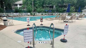 Un espace piscine agrémenté d’un panneau indiquant que les enfants de moins de 12 ans ne sont pas autorisés à utiliser le jacuzzi.