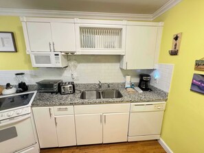 Kjøleskap, mikrobølgeovn, ovn og kokeplater