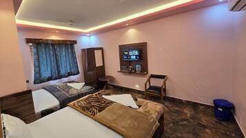 Deluxe Room | Desk, WiFi (free), bed sheets