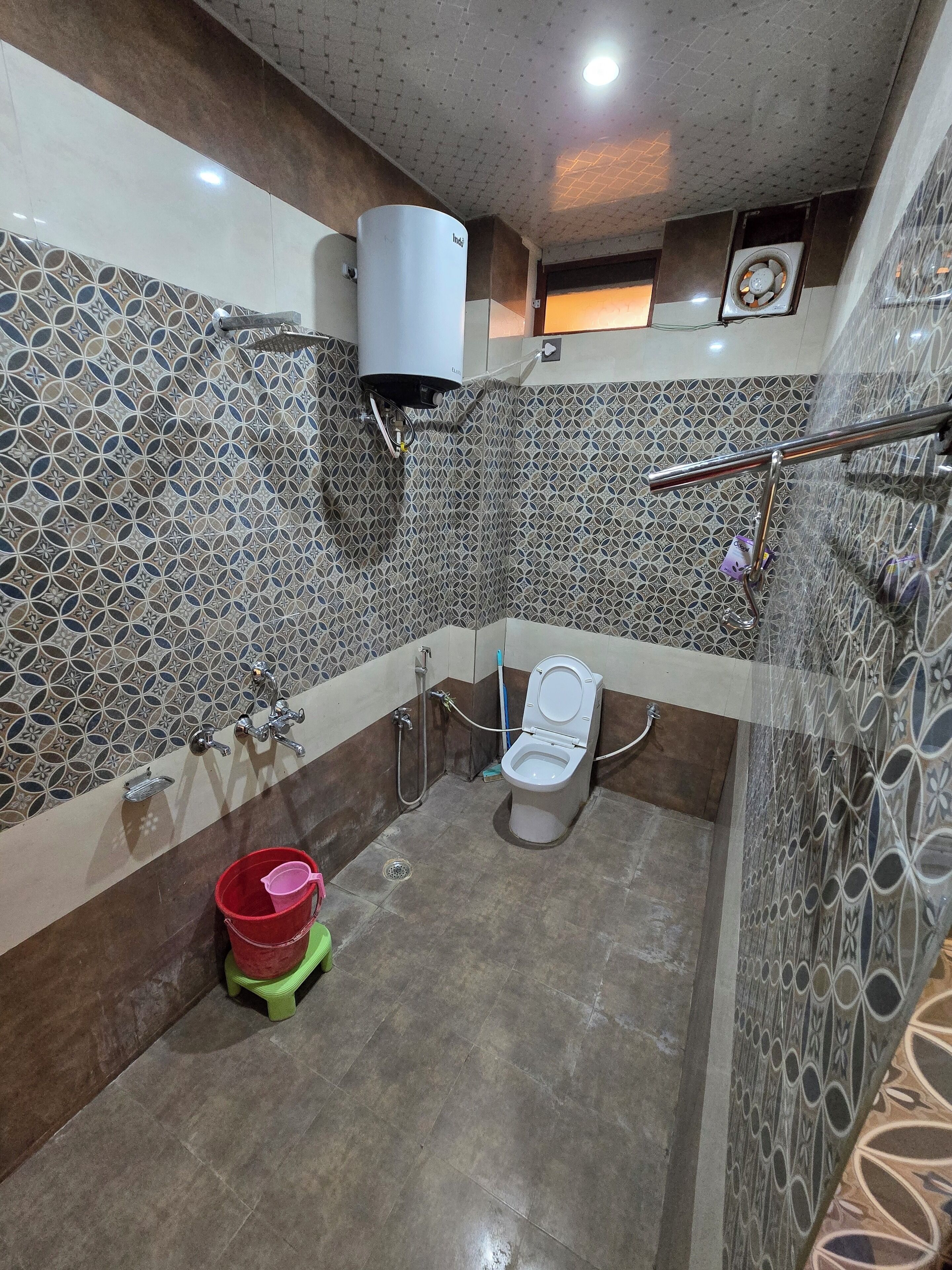 Un baño con inodoro, ducha y lavamanos.