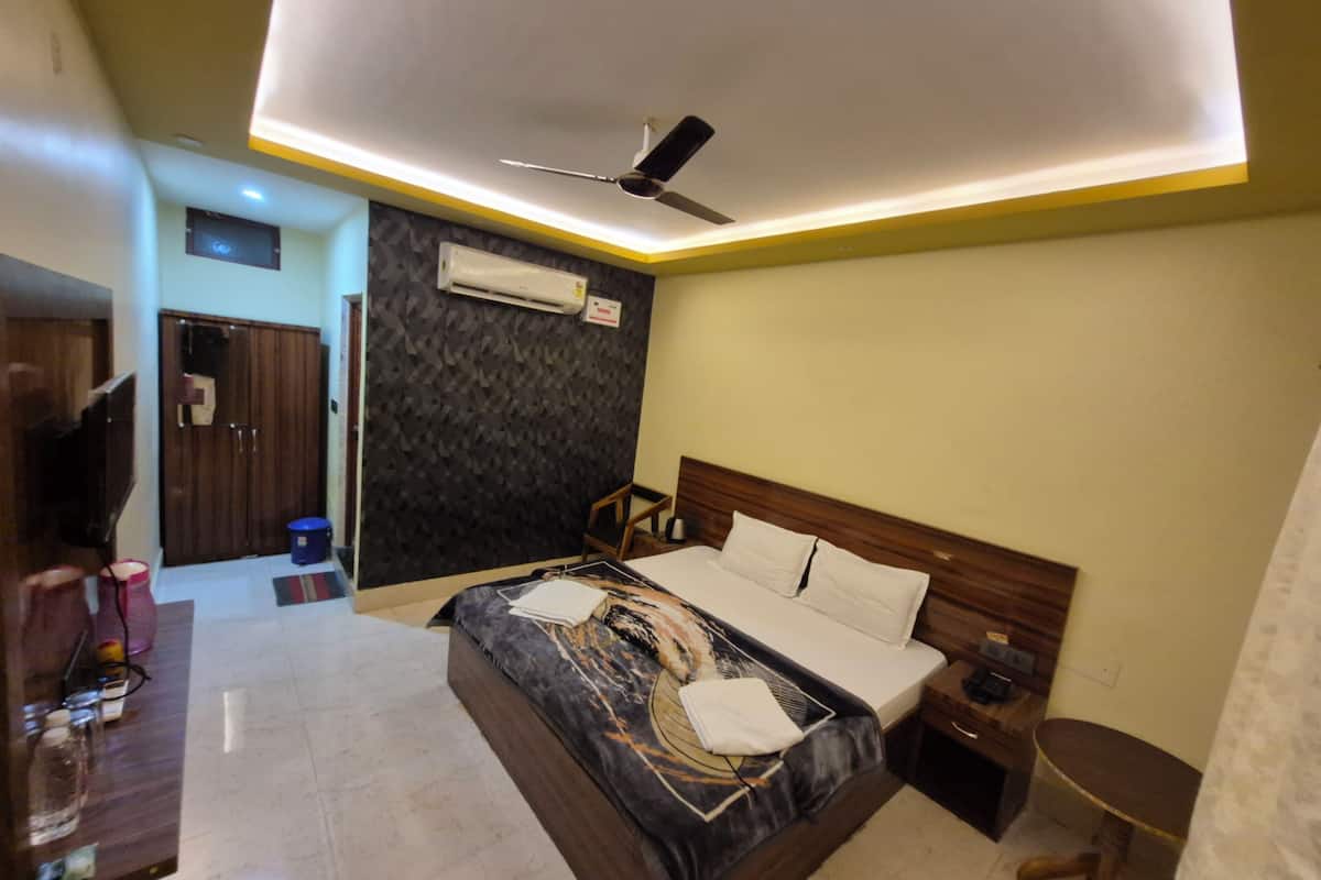 Escritorio, wifi gratis y ropa de cama