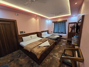 Deluxe Room | Desk, free WiFi, bed sheets - Siyaram kunj Hotel (Faizabad)