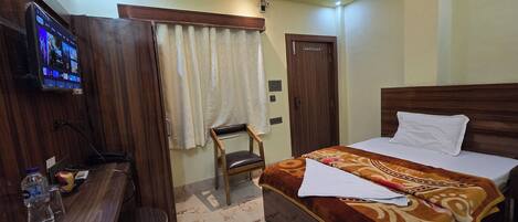 Escritorio, wifi gratis y ropa de cama