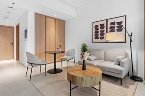 Living area - Waves - Chic High-Floor Studio Retreat with Canal Views (Dubai)