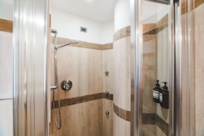 تجهيزات دش، مجففات شعر، مراحيض شطف، مناشف