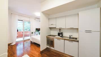 Frigorifero, forno, piano cottura, lavastoviglie