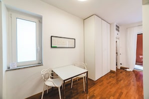 Dining - Elegant Rome Stay - Balcony, Netflix, Fast Wi-Fi & Nature (Roma)