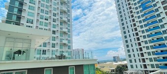 1BR condo 57sqm with Balcony free wifi Abreeza place towers