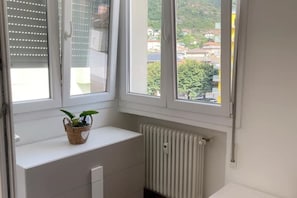 Sèche-cheveux, bidet, serviettes fournies, papier toilette