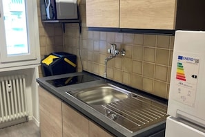 Réfrigérateur, cafetière/bouilloire, bouilloire électrique