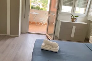 1 bedroom, bed sheets