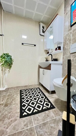 コンフォート アパートメント ガーデンビュー | バスルーム | シャワー、スリッパ、石鹸、シャンプー