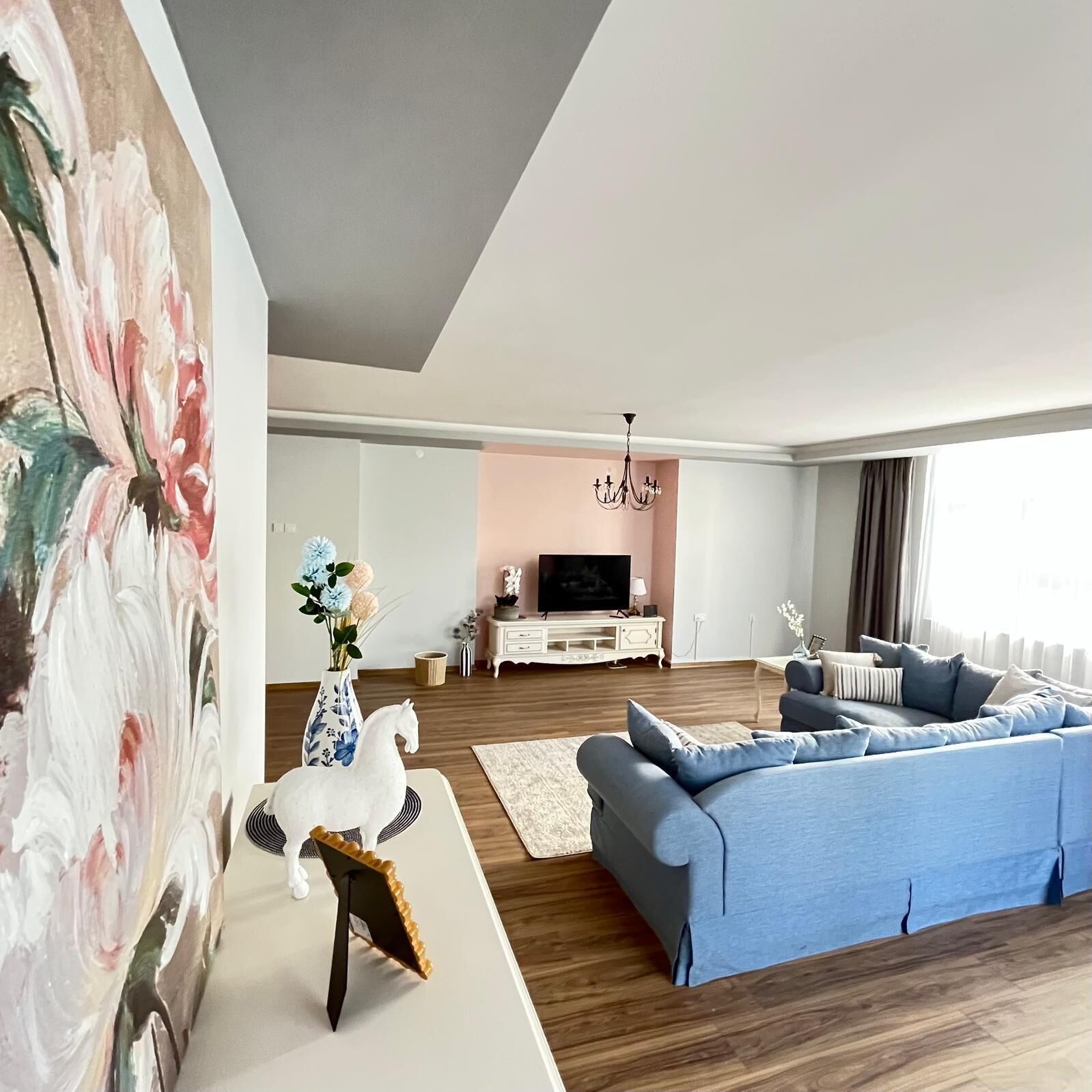 Apartamento de lujo, 3 habitaciones, balcón, vistas a la ciudad | Ropa de cama de alta calidad y escritorio