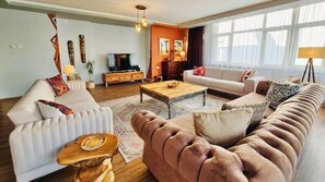 Apartament de luxe, vistes al parc | Sala d'estar | Televisor 