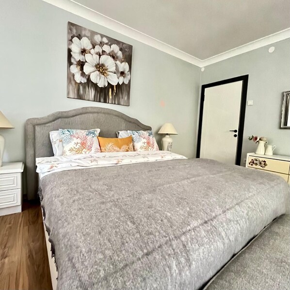 ラグジュアリー アパートメント 3 ベッドルーム バルコニー シティビュー | 高級寝具、デスク、ノートパソコン用作業スペース、遮光カーテン