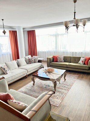 ラグジュアリー アパートメント 3 ベッドルーム バルコニー シティビュー | 高級寝具、デスク、ノートパソコン用作業スペース、遮光カーテン