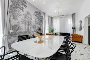 Dining - Historic 4-Suite Villa with Lush Gardens and Luxurious Hall in Rome






 (Roma)