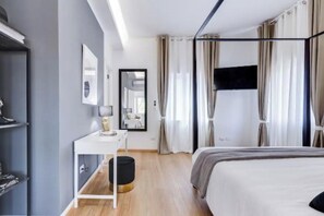 4 bedrooms, desk, iron/ironing board, travel crib