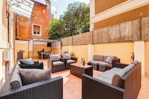 Property grounds - Historic 4-Suite Villa with Lush Gardens and Luxurious Hall in Rome






 (Roma)