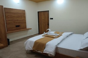 Hypo-allergenic bedding, desk, rollaway beds, free WiFi - Hotel Hari Palace (Dwarka)