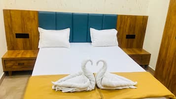 Deluxe Δίκλινο Δωμάτιο (Double), Θέα στην Πόλη | Υποαλλεργικά κλινοσκεπάσματα, γραφείο, πτυσσόμενα/έξτρα κρεβάτια