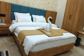 Dobbeltrom – deluxe, byutsikt | Allergitestet sengetøy, skrivebord og ekstrasenger (mot et tillegg)