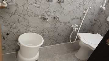 Deluxe Δίκλινο Δωμάτιο (Double), Θέα στην Πόλη | Μπάνιο | Ντουζιέρα, δωρεάν προϊόντα προσωπικής περιποίησης, πετσέτες, Σαπούνι