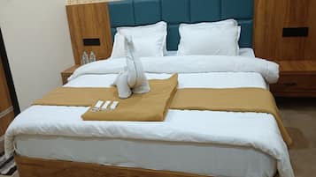 Deluxe Double Room, City View | Hypo-allergenic bedding, desk, rollaway beds, free WiFi