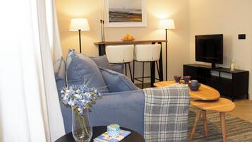 Klassiek appartement | Woonruimte | Een televisie