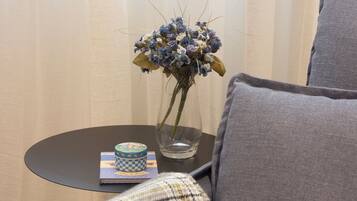 Klassiek appartement | Woonruimte | Een televisie