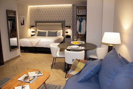 Caja de seguridad en la habitación y escritorio