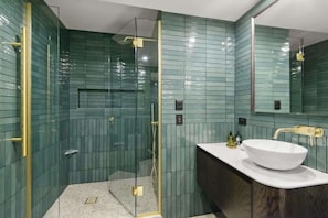 Dusche, Haartrockner, Handtücher, Shampoo