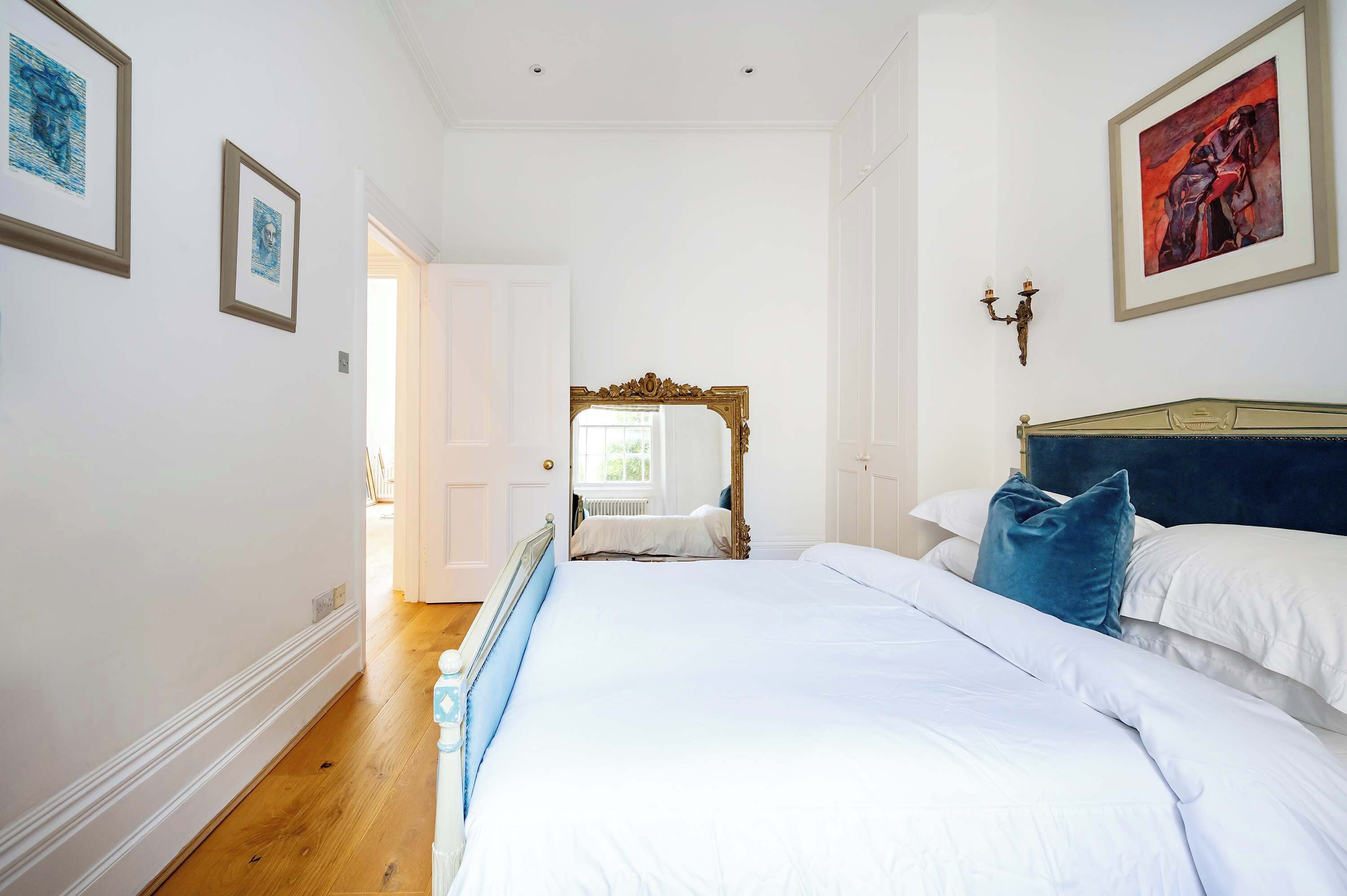 1 dormitorio, tabla de planchar con plancha, wifi y ropa de cama
