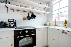 Cafetera y tetera, refrigerador, horno y parrilla de estufa 