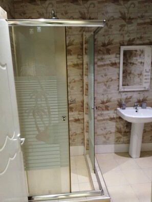Baignoire et douche séparées, chaussons, serviettes fournies, savon