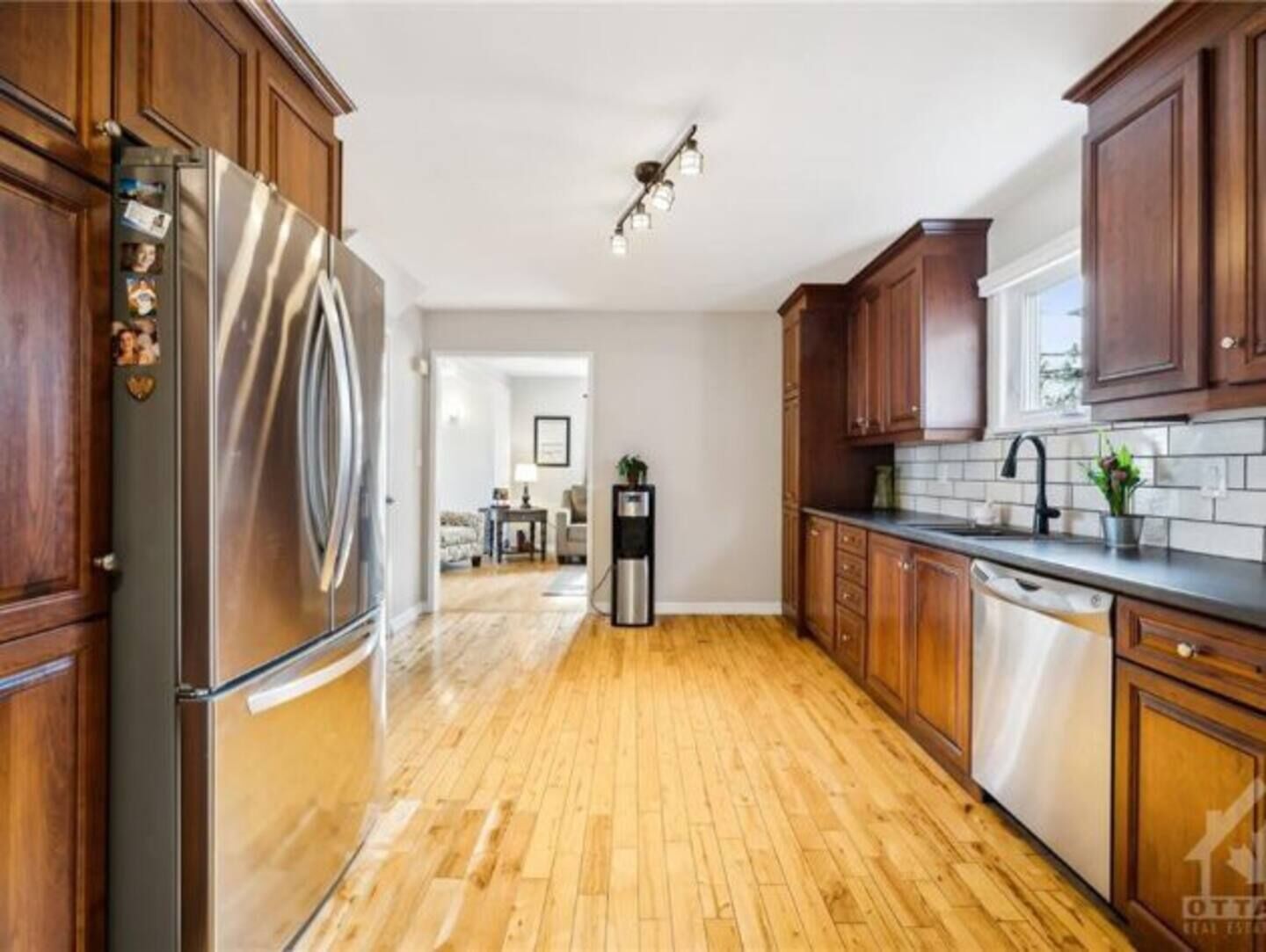 Mikroaaltouuni, uuni, liesi, astianpesukone