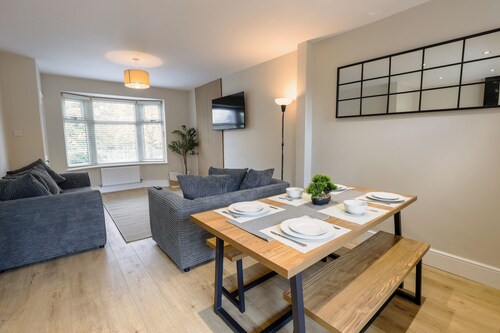 Family-Friendly Cosy Newly Renovated Home in Runcorn Cheshire Chester Liverpool