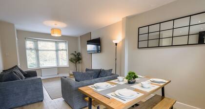 Family-Friendly Cosy Newly Renovated Home in Runcorn Cheshire Chester Liverpool