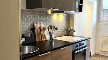 Fridge, oven, stovetop, dishwasher
