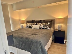 3 bedrooms, desk, WiFi, bed sheets