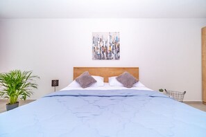 5 bedrooms, iron/ironing board, WiFi, bed sheets