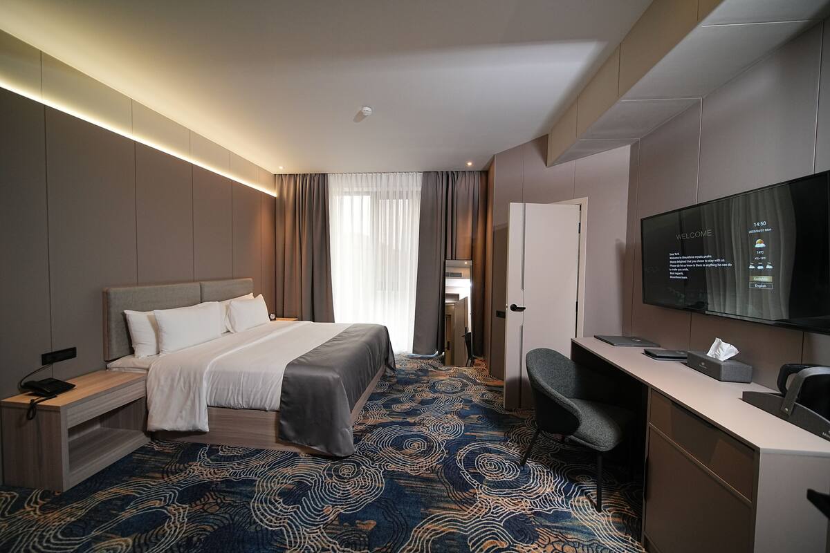 Quarto standard, sacada, vista para a montanha | Cofres nos quartos, escrivaninha, espaço de trabalho para notebook