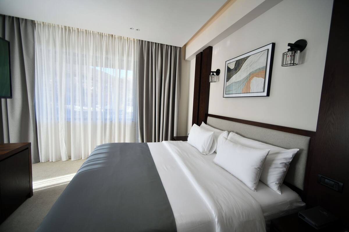 Quarto luxo, sacada, vista para a montanha | Cofres nos quartos, escrivaninha, espaço de trabalho para notebook